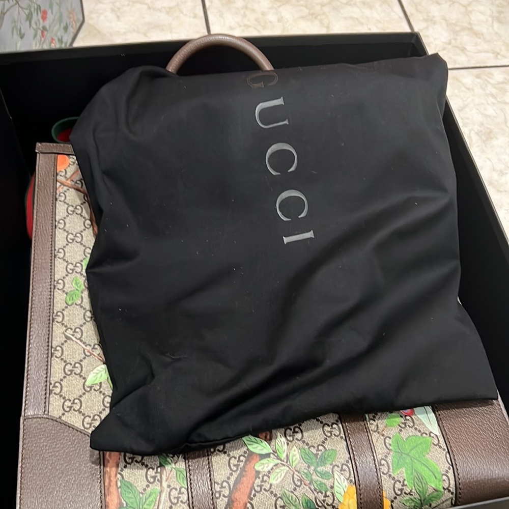 Gucci Tote bag 💼 Use for photo shoots no damage, it’s like new - Picture 7 of 13